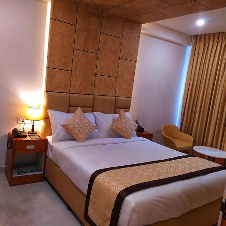 Royal Residency Hotel Kannangad Luaran gambar