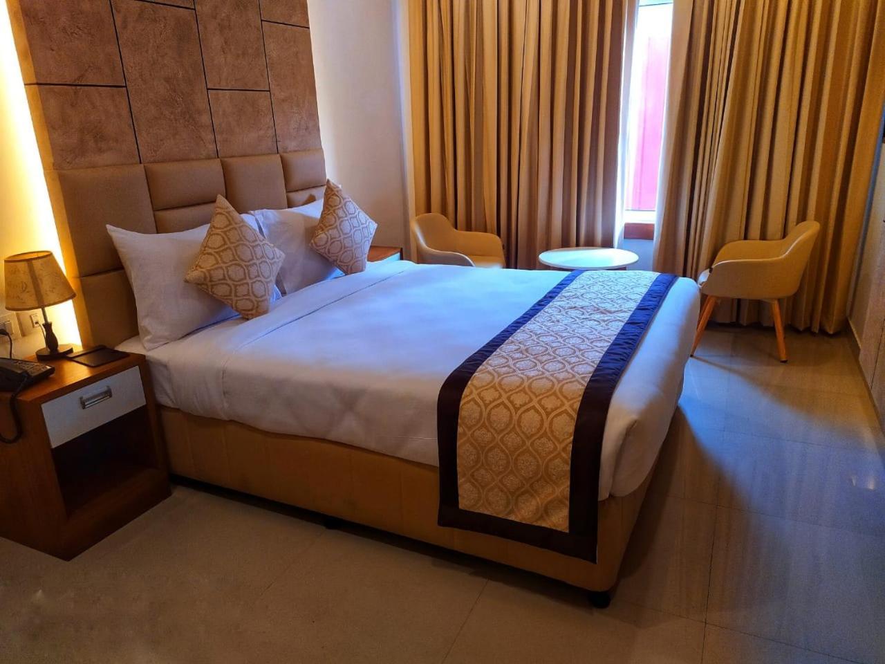 Royal Residency Hotel Kannangad Luaran gambar