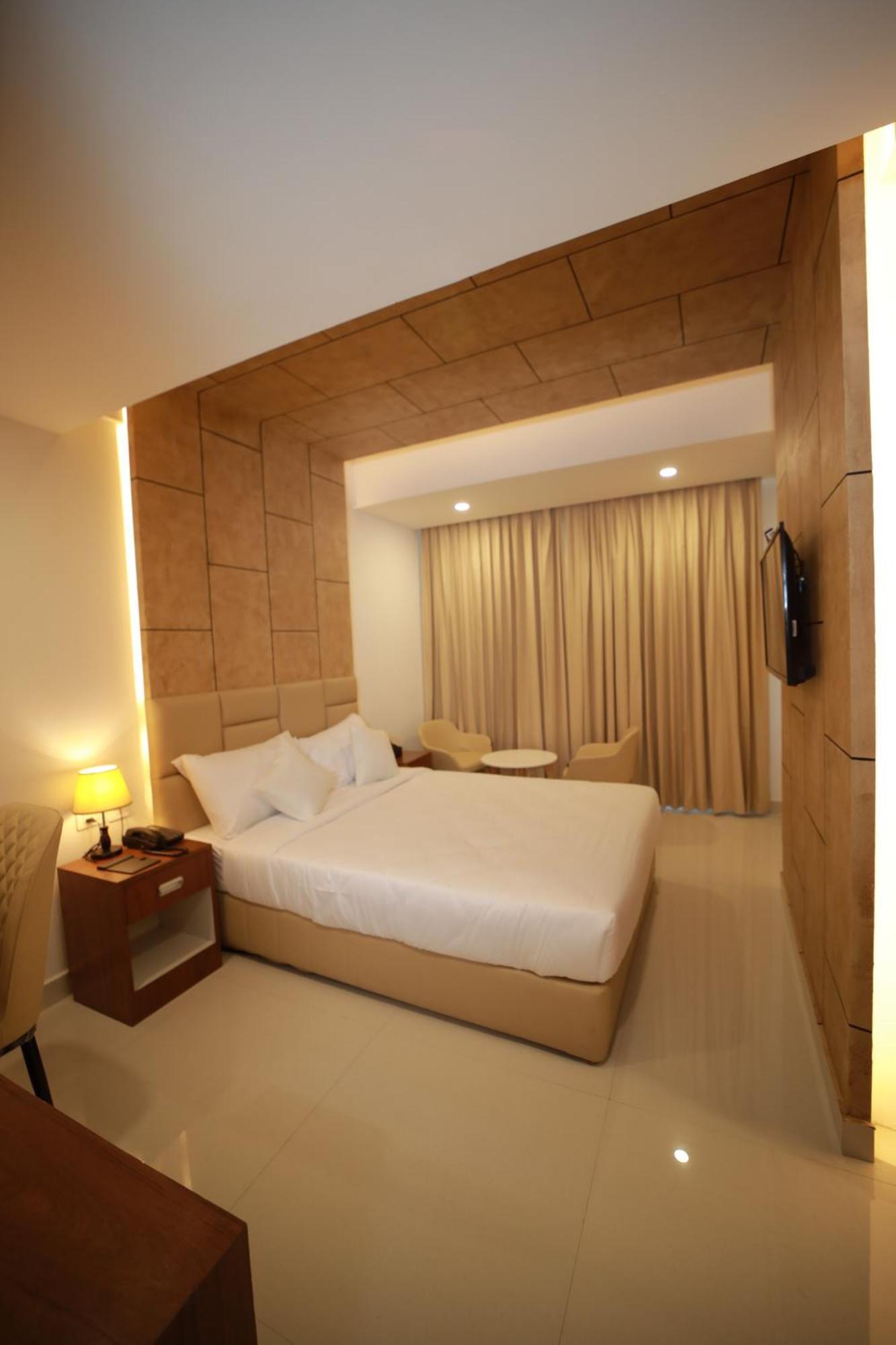 Royal Residency Hotel Kannangad Luaran gambar