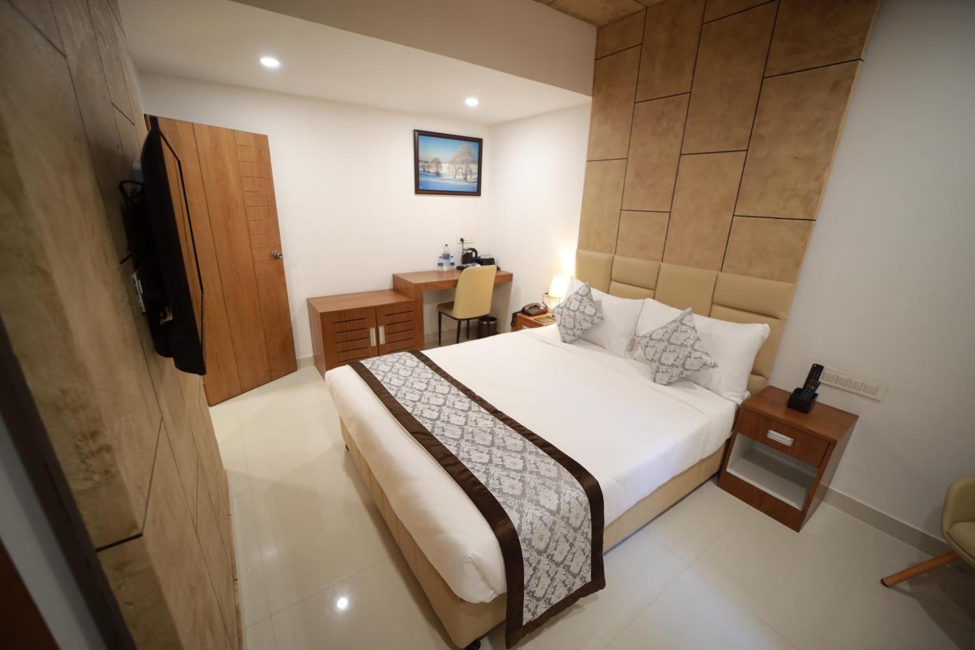 Royal Residency Hotel Kannangad Luaran gambar